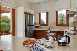 Refrigerador, horno, lavavajillas y cafetera y tetera
