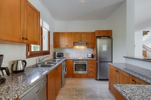 Fridge, oven, dishwasher, coffee/tea maker
