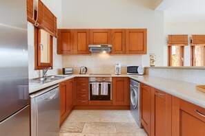 ثلاجة، فرن، غسالة أطباق، ماكينة لصنع القهوة/الشاي