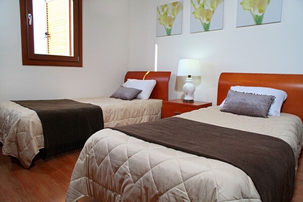 3 chambres, fer et planche à repasser, Wi-Fi gratuit, draps fournis