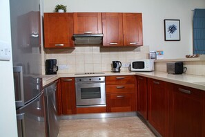 ثلاجة، فرن، غسالة أطباق، ماكينة لصنع القهوة/الشاي