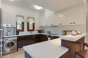 Fridge, oven, dishwasher, coffee/tea maker