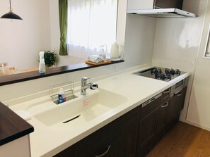 Køleskab, mikrobølgeovn, kogeplade, espressomaskine