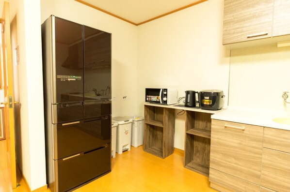Geladeira, micro-ondas, cooktop, talheres/pratos/utensílios de cozinha