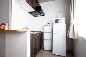 Refrigerador, microondas, parrilla de estufa y utensilios de cocina 