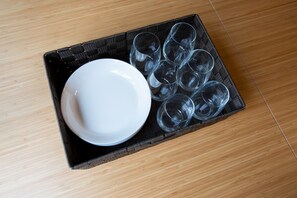 Geladeira, micro-ondas, cooktop, talheres/pratos/utensílios de cozinha