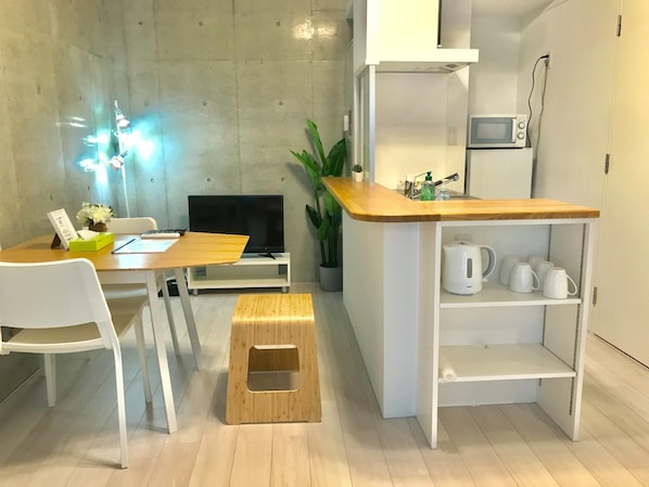 Fridge, microwave, stovetop, cookware/dishes/utensils