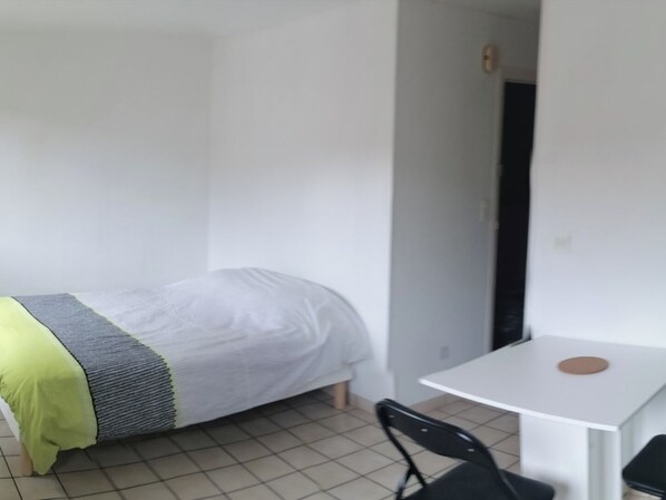 1 Schlafzimmer, schallisolierte Zimmer