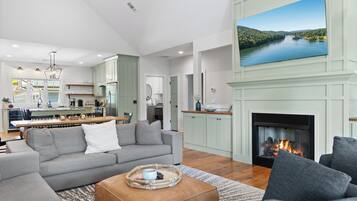 Smart-tv, pejs, bordtennisbord, bøger