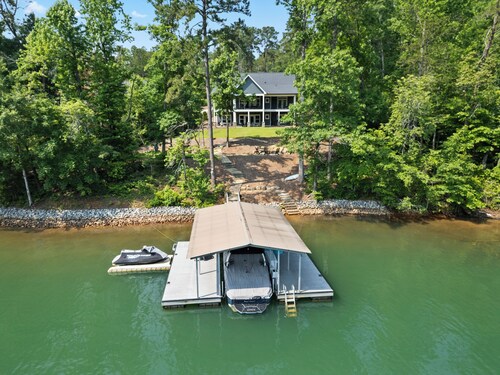 LUXURY on Lake Keowee. Quiet cove. Putting green. Near Clemson. Sleeps 18