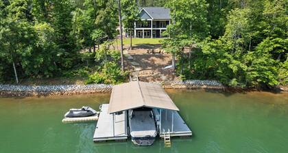 LUXURY on Lake Keowee. Quiet cove. Putting green. Near Clemson. Sleeps 18