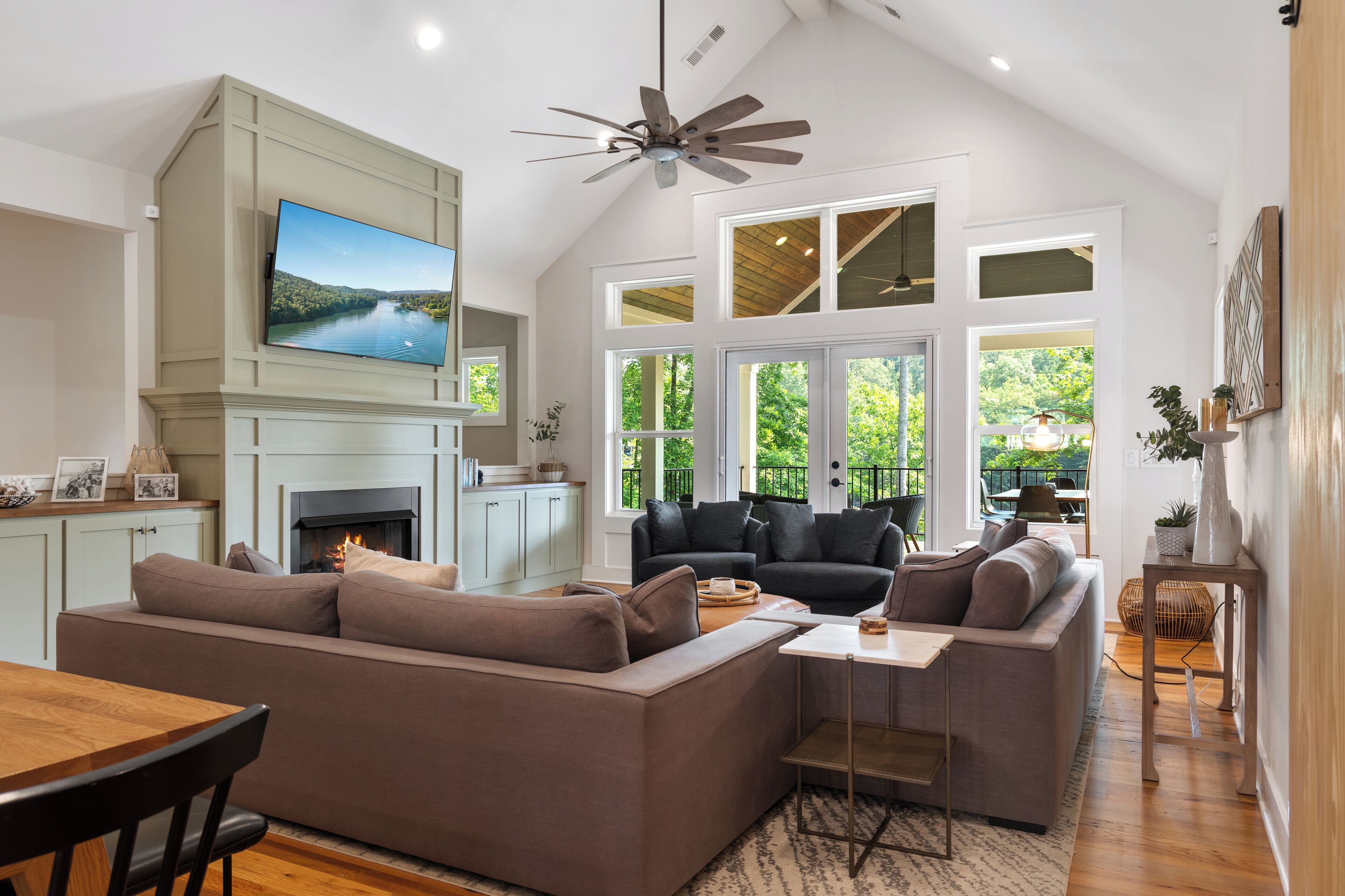 Smart TV, fireplace, ping pong, books