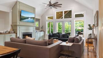 TV connectée, cheminée, table de tennis de table, livres