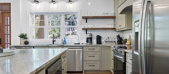 LUXURY on Lake Keowee. Quiet cove. Putting green. Near Clemson. Sleeps 18