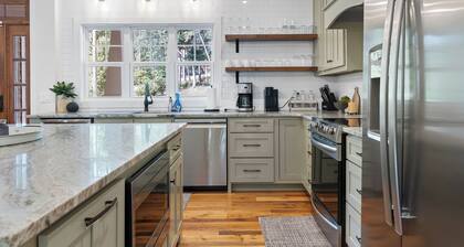 LUXURY on Lake Keowee. Quiet cove. Putting green. Near Clemson. Sleeps 18