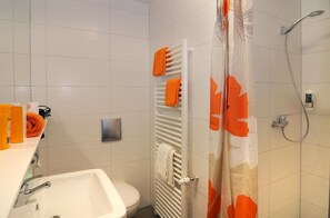 Dobbeltrom | Bad | Dusj, hårføner og håndklær