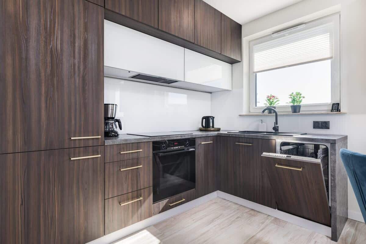 Wasserkocher mit Kaffee-/Teezubehör, Kühlschrank, Ofen, Herdplatte