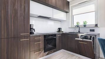 Wasserkocher mit Kaffee-/Teezubehör, Kühlschrank, Ofen, Herdplatte