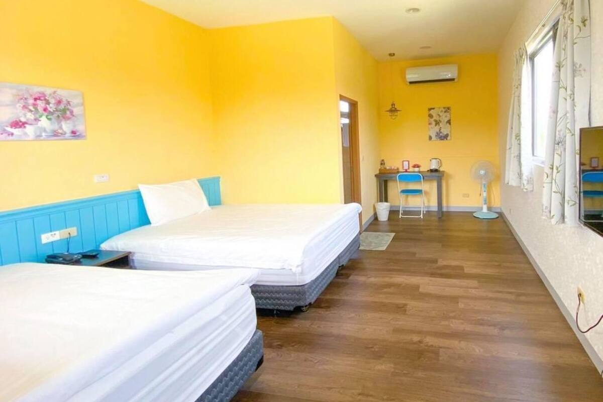 Exclusive Quadruple Room | Desk, blackout curtains, free WiFi, bed sheets