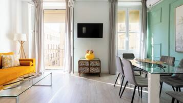 Apartment, 2 Bedrooms | Dining room