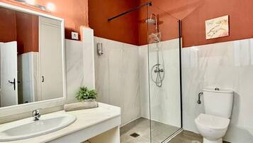 Standard Apartment, 2 Bedrooms (4A) | Bathroom