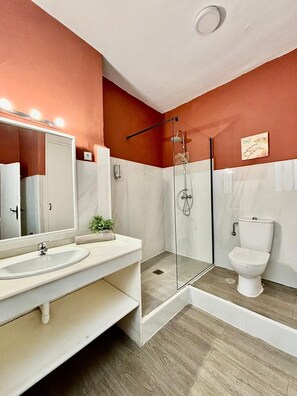 Standard-Apartment, 2 Schlafzimmer (4A) | Badezimmer | Dusche, Handtücher, Toilettenpapier