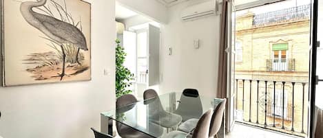 Appartement Standard, 2 chambres (4A) | Salle à manger