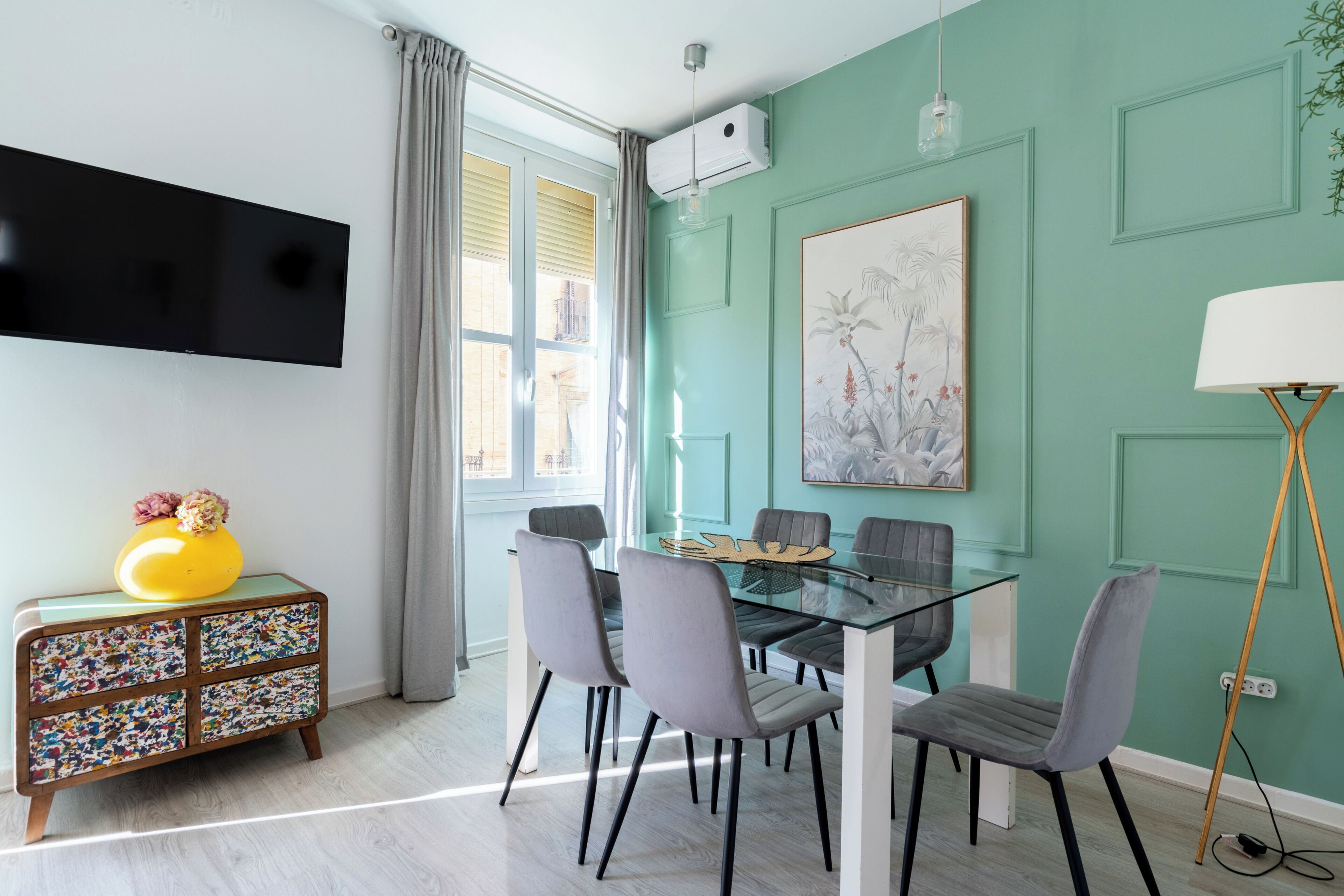 Apartamento, 2 habitaciones | Zona de estar | Una televisión de pantalla plana