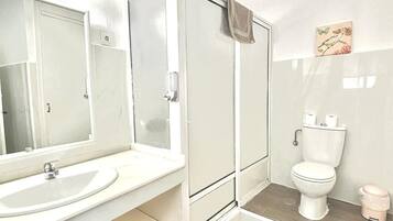 Standard Apartment, 2 Bedrooms (4A) | Bathroom | Shower, towels, toilet paper