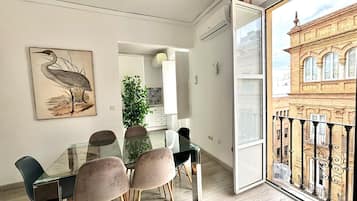 Apartamento standard, 2 quartos (4A) | Área de estar | TV de tela plana