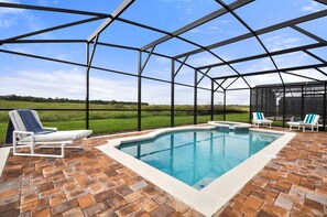 Piscina all'aperto, una piscina riscaldata