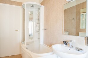 Douche, sèche-cheveux, bidet