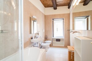 Dusche, Haartrockner, Bidet