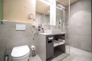 Caja de seguridad en la habitación y espacio para trabajar con laptop 