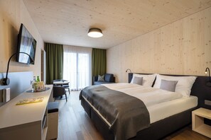 In-room safe, laptop workspace, blackout drapes, free cribs/infant beds - AVES Hotel Savognin (Surses)