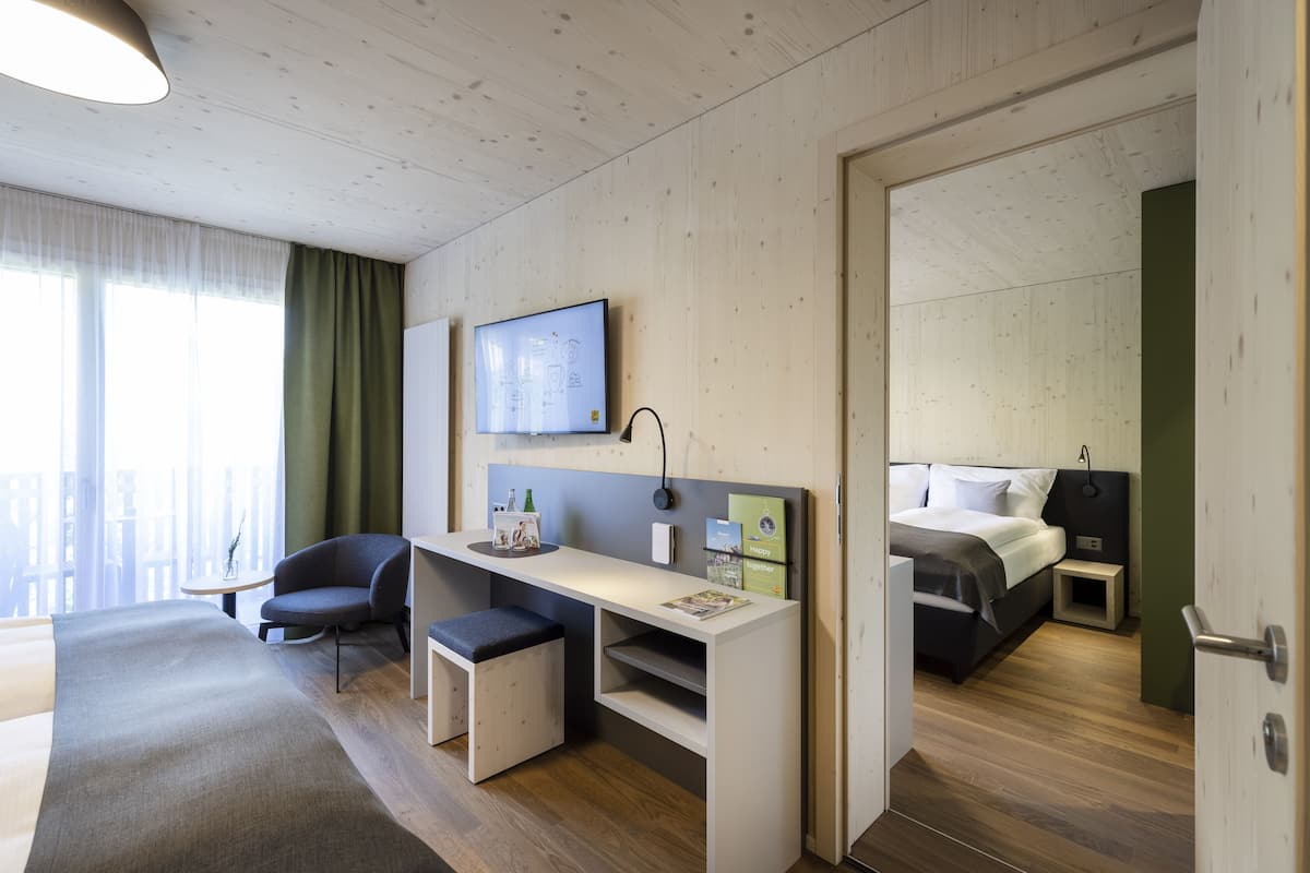 Family Room | 1 bedroom, in-room safe, laptop workspace, blackout drapes