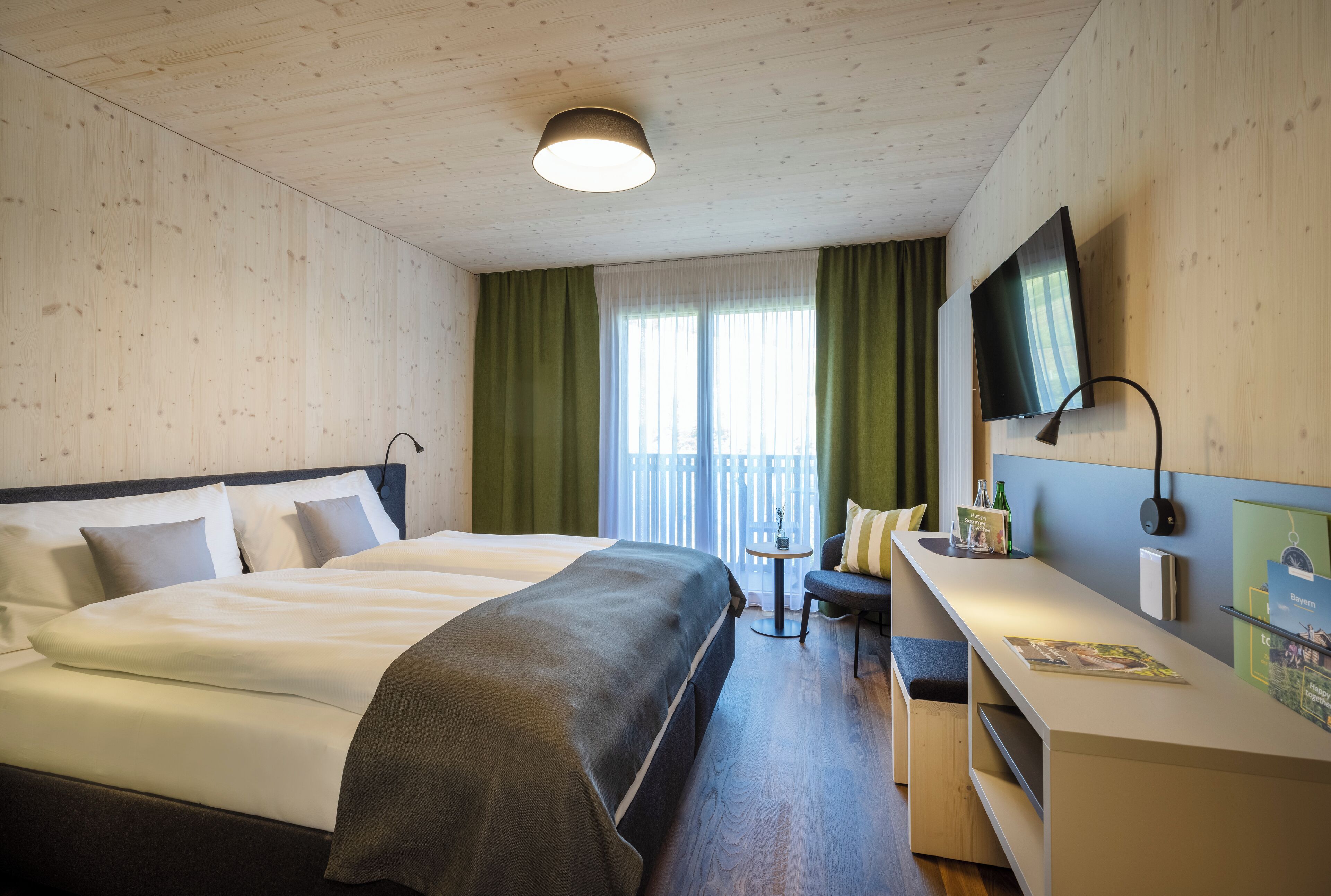 Zimmersafe, laptopgeeigneter Arbeitsplatz, Verdunkelungsvorhänge