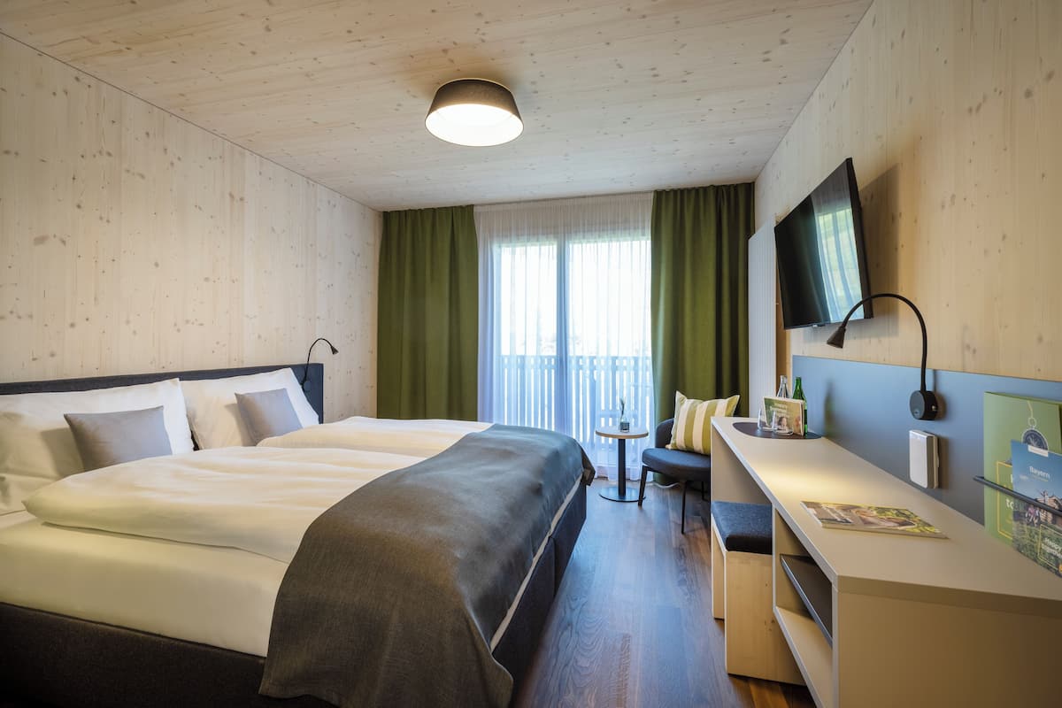 Zimmersafe, laptopgeeigneter Arbeitsplatz, Verdunkelungsvorhänge