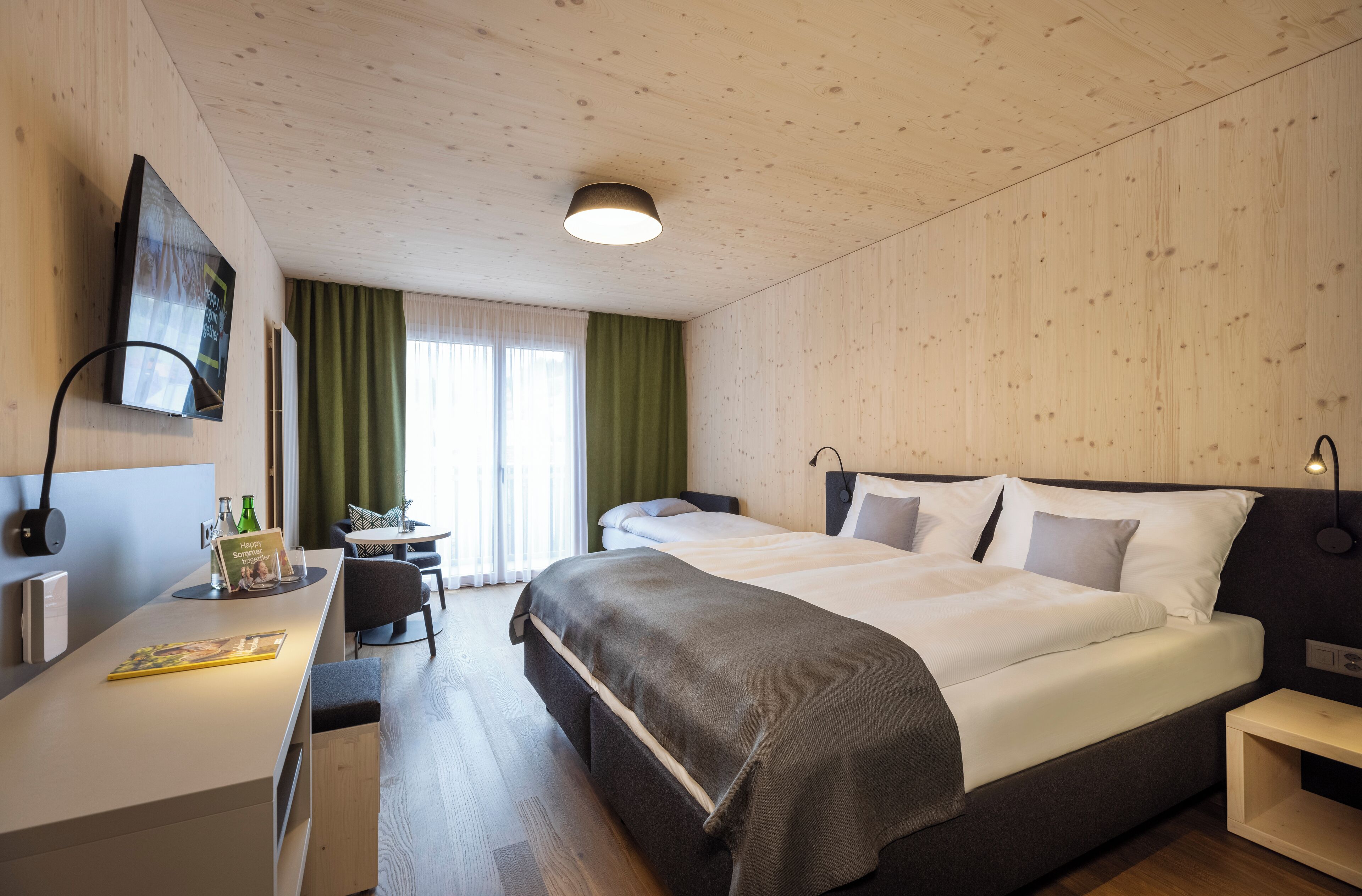 Lifestyle Plus | Värdeförvaringsskåp på rummet och arbetsyta för laptop