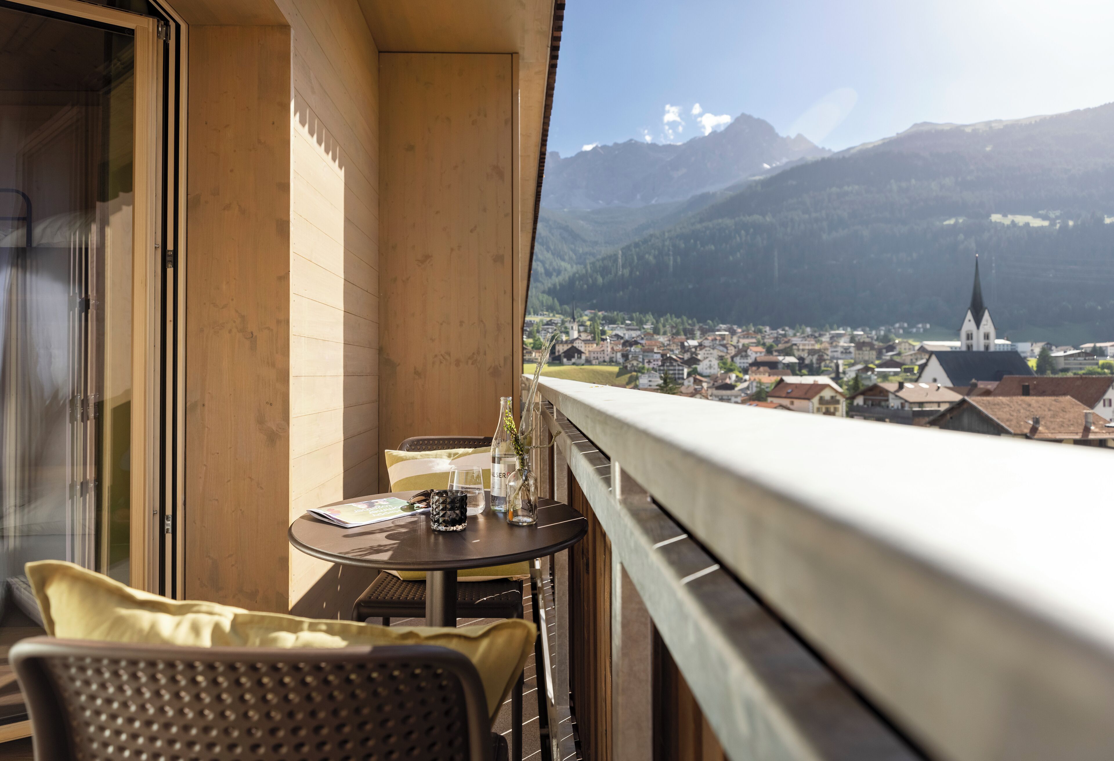 Caja de seguridad en la habitación y espacio para trabajar con laptop 