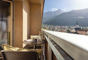 In-room safe, laptop workspace, blackout drapes, free cribs/infant beds - AVES Hotel Savognin (Surses)