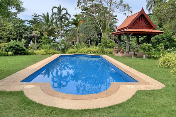 Piscina a l'aire lliure i gandules