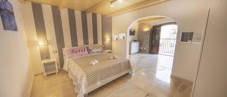 2 Schlafzimmer, Schreibtisch, Bügeleisen/Bügelbrett, Reisekinderbett