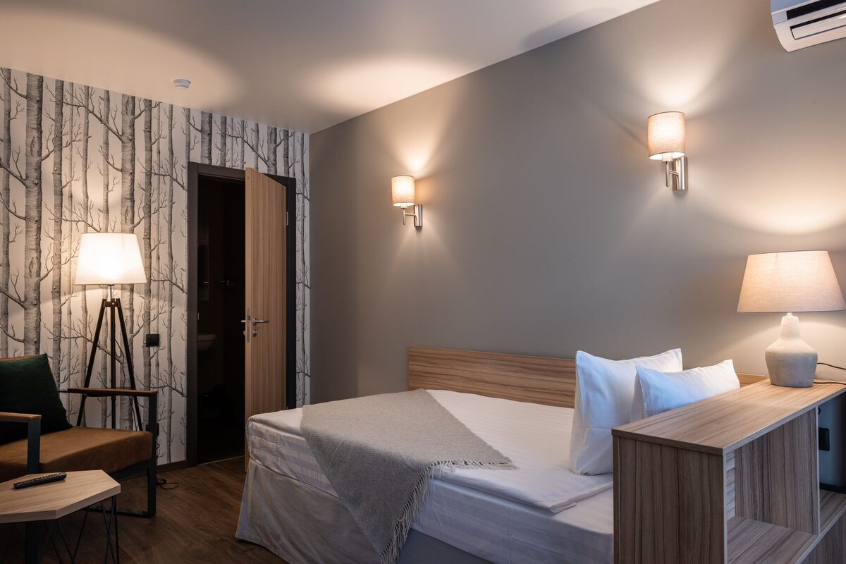 Kamar Single Standar | Minibar, brankas, meja kerja, dan tirai kedap cahaya