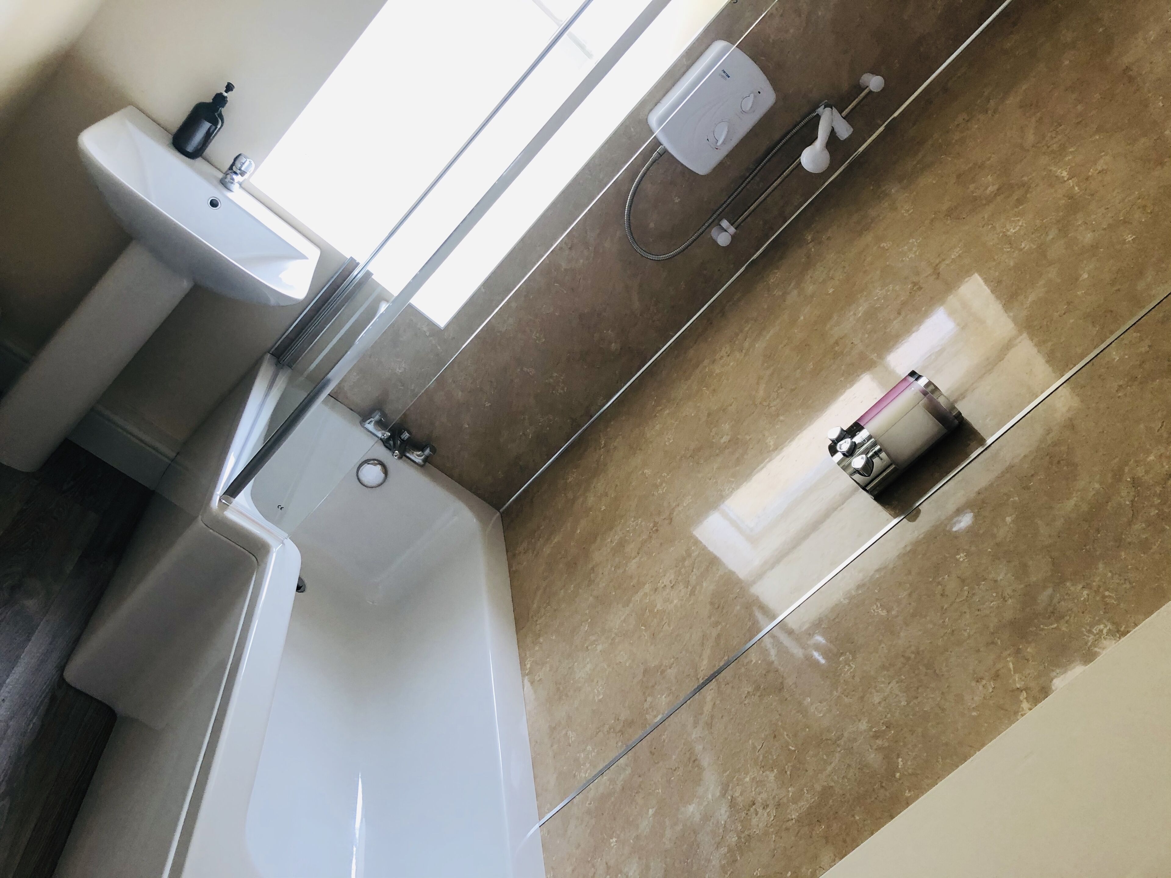 Phòng dành cho gia đình | Phòng tắm | Đồ dùng nhà tắm miễn phí, máy sấy tóc, khăn tắm, xà phòng 
