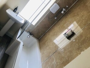 Chambre familiale | Salle de bain | Articles de toilette (gratuits), séchoir à cheveux, serviettes fournies