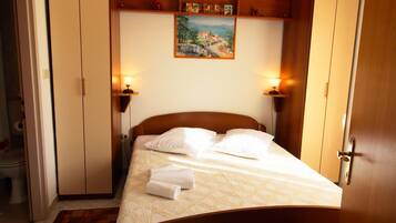 Iron/ironing board, free WiFi, bed sheets