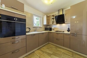 ثلاجة، ميكروويف، فرن، موقد طهي مسطح