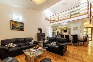 TV - Villa in Vodnjan, heated pool and rooftop terrace,large garden,11 people,WiFI,BBQ (Vodnjan)