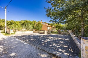 A residential property with a paved driveway, stone walls, and a house with a tiled roof. - Villa in Vodnjan, heated pool and rooftop terrace,large garden,11 people,WiFI,BBQ (Vodnjan)